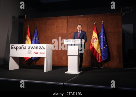 Pedro Sanchez, chef du parti socialiste et actuel président par intérim du gouvernement espagnol, s'adresse aux personnes présentes lors de l'événement au musée Reina Sofía. Le Parti socialiste ouvrier espagnol (PSOE) et la coalition des partis de gauche Sumar ont conclu un accord pour un nouveau gouvernement de coalition. Pedro Sanchez, chef du parti socialiste et actuel président par intérim du gouvernement espagnol, et Yolanda Diaz, chef de SUMAR et actuelle vice-présidente par intérim du gouvernement espagnol, ont personnellement finalisé les détails définitifs d'un accord qu'ils ont présenté conjointement Banque D'Images