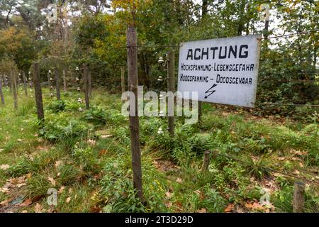 De Doodendraad près de Hamont-Achel, non loin d'Aquelse Kluis, à la frontière entre la Belgique et les pays-Bas avec panneau 'Achtung Hochspannung Lebensgefahr' Banque D'Images