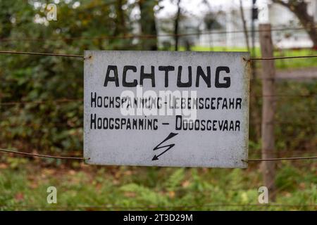 Panneau à de Doodendraad près de Hamont-Achel et Aquelse Kluis, à la frontière entre la Belgique et les pays-Bas avec le texte 'Achtung Hochspannung Lebensgefahr' Banque D'Images