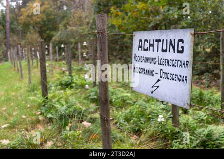 De Doodendraad près de Hamont-Achel, non loin d'Aquelse Kluis, à la frontière entre la Belgique et les pays-Bas avec panneau 'Achtung Hochspannung Lebensgefahr' Banque D'Images