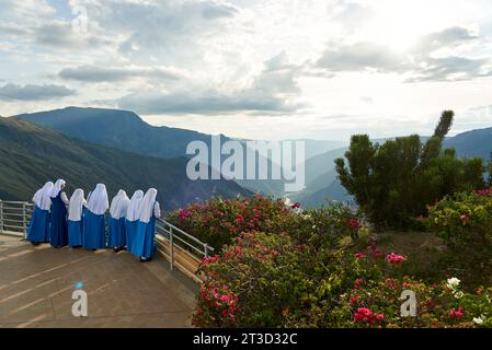 Aratoca, Santander, Colombie, 23 novembre 2022 : Groupe de religieuses admirant la vue depuis le point de vue dans la partie supérieure du parc national de Chicamocha, Pana Banque D'Images