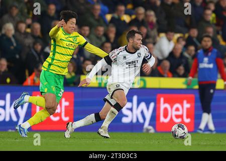 Jonny Howson de Middlesbrough cherche des options sous la pression de Hwang UI-JO de Norwich City lors du Sky Bet Championship Match Norwich City vs Middlesbrough à Carrow Road, Norwich, Royaume-Uni, le 24 octobre 2023 (photo de Ryan Crockett/News Images) Banque D'Images