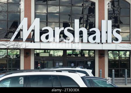 Toronto, ON, Canada - 30 août 2023 : vue à l'enseigne du magasin Marshalls à Toronto Banque D'Images