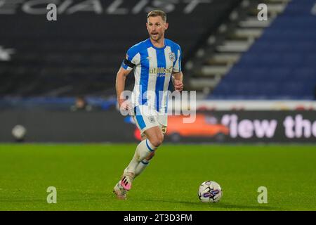 Huddersfield, Royaume-Uni. 31 août 2023. Tom Lees #32 de Huddersfield Town pendant le match de championnat de Sky Bet Huddersfield Town vs Cardiff City au John Smith's Stadium, Huddersfield, Royaume-Uni, le 24 octobre 2023 (photo de Steve Flynn/News Images) à Huddersfield, Royaume-Uni le 8/31/2023. (Photo Steve Flynn/News Images/Sipa USA) crédit : SIPA USA/Alamy Live News Banque D'Images