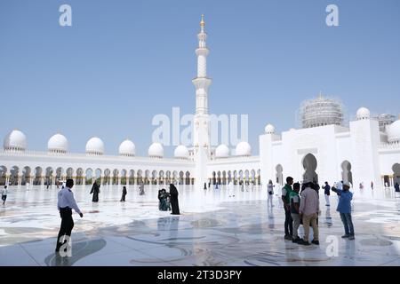 Magnifique Grande Mosquée Sheikh Zayed à Abu Dhabi, chef-d'œuvre de l'architecture et de la spiritualité islamiques Banque D'Images