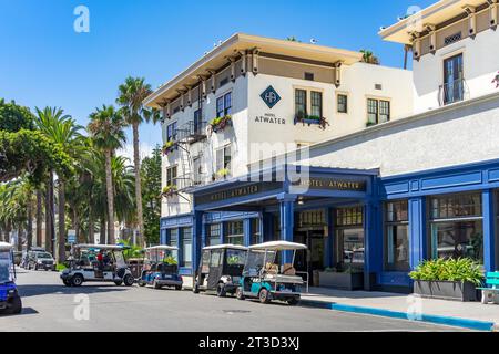 Avalon, CA, États-Unis - 13 septembre 2023 : vue sur la rue du bâtiment de l'hôtel Atwater avec voiturettes de golf garées situé dans la ville d'Avalon, Californie, Ontario Banque D'Images