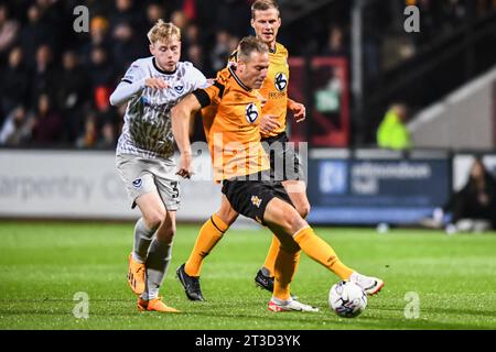 Paddy Lane (32 Portsmouth) défie Michael Morrison (5 Cambridge United) lors du match Sky Bet League 1 entre Cambridge United et Portsmouth au R Costing Abbey Stadium, Cambridge le mardi 24 octobre 2023. (Photo : Kevin Hodgson | MI News) crédit : MI News & Sport / Alamy Live News Banque D'Images