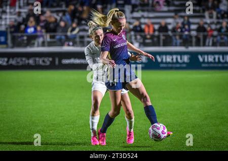 Cary, États-Unis. 22 octobre 2023. Cary, États-Unis, 22 octobre 2023 : Tyler Lussi (14 North Carolina courage) et Jenna Nighswonger (32 Gotham FC) lors du quart de finale de la National Women's Soccer League entre North Carolina courage et Gotham FC au WakeMed Soccer Park à Cary, NC États-Unis (USAGE ÉDITORIAL SEULEMENT). (Rebekah Wynkoop/SPP) crédit : SPP Sport Press photo. /Alamy Live News Banque D'Images