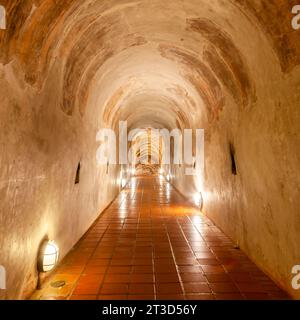 Tunnel dans le temple Wat Umong, Chiang Mai. Thaïlande. Banque D'Images