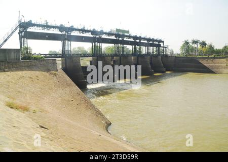 Barrage de Rama VI il est considéré comme le premier barrage d'irrigation en Thaïlande. Il a été construit en face de la rivière naturelle, la rivière Pa Sak. Banque D'Images