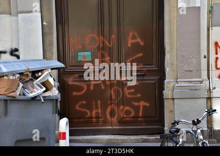 Vue générale de la porte d’entrée de la future salle de tournage à Marseille sur laquelle a été marqué « non à la salle de tournage ». Une « salle de consommation à faible risque » (SCMR), plus communément appelée « salle de tir », devrait voir le jour en 2024 au 110 boulevard de la libération à Marseille. L’emplacement, qui a été choisi par la municipalité, inquiète certains résidents locaux et les parents d’élèves des écoles voisines. Banque D'Images