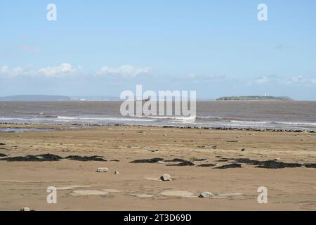 Lavernock point à marée basse pays de Galles côte britannique côte galloise vue panoramique sur la plage et le ciel en bord de mer Banque D'Images