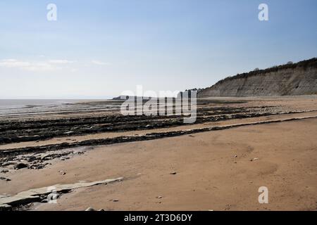 Plage déserte à Lavernock point au pays de Galles Royaume-Uni, côte galloise littoral tranquille plage vide bord de mer côte britannique vue panoramique sur la plage et le ciel Banque D'Images