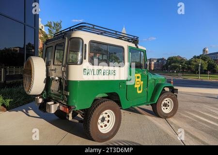 Waco, TX - 22 septembre 2023 : véhicule Toyota de l'Université Baylor décoré dans les couleurs Baylor Banque D'Images