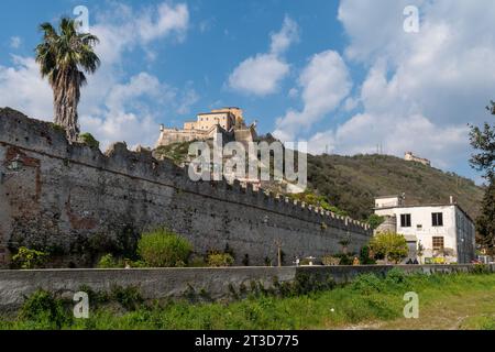 Le village médiéval avec les murs crénelés, forte San Giovanni et Castel Gavone sur la colline, Finalborgo, finale Ligure, Savone, Ligurie, Italie Banque D'Images