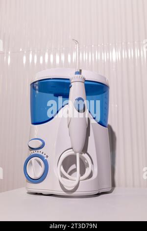 Water Flosser, irrigateur buccal dentaire sur évier, Table dans la salle de bain. Soins de l'équipement dentaire. Irrigateur buccal. Nettoyage des dents avec Water Jet Under Banque D'Images