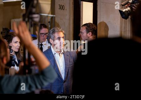 NEW YORK, NEW YORK - OCTOBRE 24 : Michael Cohen, ancien avocat de l'ancien président Donald Trump, arrive au procès pour fraude civile de Trump devant la Cour suprême de l'État de New York le 24 octobre 2023 à New York. Cohen a témoigné contre l'ancien président. Trump pourrait être forcé de vendre ses propriétés après que le juge Arthur Engoron ait annulé ses certificats d’entreprise et jugé qu’il avait commis une fraude pendant des années tout en construisant son empire immobilier après avoir été poursuivi par le procureur général Letitia James, réclamant 250 millions de dollars en dommages et intérêts. Le procès déterminera combien lui et ses entreprises seront pénalisés Banque D'Images