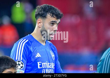 David Raya avant le match de l'UEFA Champions League Sevilla vs Arsenal au stade Ramon Sanchez-Pizjuan, Saville, Espagne. 24 octobre 2023. (Photo Samuel Carreño/News Images) dans, le 10/24/2023. (Photo de Samuel Carreño/News Images/Sipa USA) crédit : SIPA USA/Alamy Live News Banque D'Images