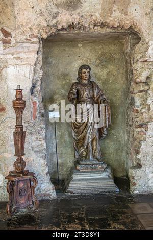 Guatemala, la Antigua - 20 juillet 2023 : Musée Casa Santa Domingo. San juan Evangelista, Jean le Baptiste, statue closeup avec grand bougeoir sur TH Banque D'Images