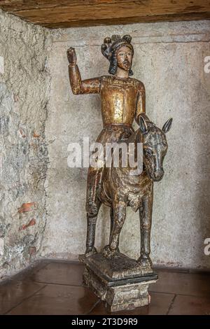 Guatemala, la Antigua - 20 juillet 2023 : Musée Casa Santa Domingo. Santo Jaime de los caballeros, Saint Jacques des Chevaliers statue. Homme assis sur hor Banque D'Images