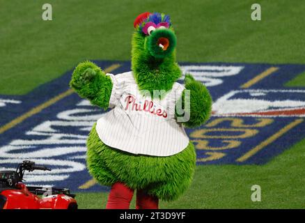 Philadelphie, États-Unis. 24 octobre 2023. La mascotte des Phillies de Philadelphie, Phillie Phanatic, réchauffe la foule avant le début du septième match de la NLCS entre les Phillies de Philadelphie et les Diamondbacks de l'Arizona au Citizens Bank Park à Philadelphie, le mardi 24 octobre 2023. Photo de Laurence Kesterson/UPI. Crédit : UPI/Alamy Live News Banque D'Images