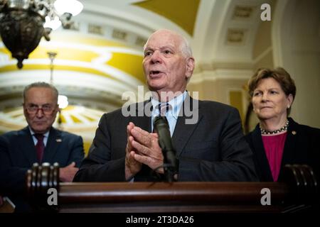 Washington, États-Unis. 24 octobre 2023. Le sénateur Ben Cardin (D-MD) s'adresse aux médias lors de la conférence de presse hebdomadaire du leadership démocrate du Sénat, au Capitole des États-Unis, à Washington, DC, le mardi 24 octobre, 2023. (Graeme Sloan/Sipa USA) crédit : SIPA USA/Alamy Live News Banque D'Images