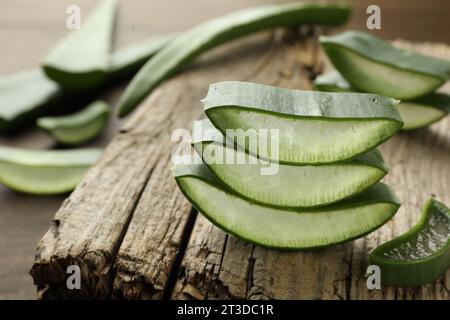 Tranches fraîches d'aloe vera sur table en bois, gros plan Banque D'Images