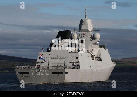 ZR. Mme de Zeven Provinciën (F802), frégate de commandement et de défense aérienne de classe de Zeven Provinciën exploitée par la Marine royale néerlandaise (Koninklijke Marine), a dépassé Greenock à son arrivée pour l'exercice joint Warrior 23-2. Banque D'Images