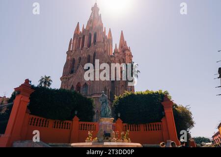 San Miguel de Allende à Guanajuato, Mexique - 12 mai 2023 Parroquia Archange Eglise jardin Town Square Rafael Chruch. Photo de haute qualité Banque D'Images