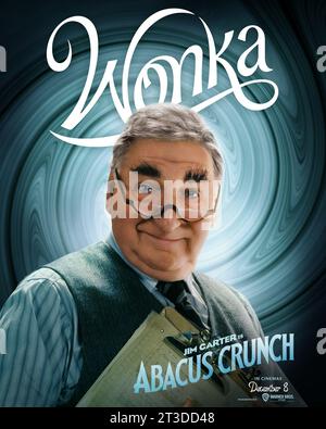 DATE DE SORTIE : 15 décembre 2023. TITRE : Wonka. STUDIO : Warner Bros. RÉALISATEUR : Paul King. INTRIGUE : l'histoire se concentrera spécifiquement sur un jeune Willy Wonka et comment il a rencontré les Oompa-Loompas lors de l'une de ses premières aventures. AVEC : JIM CARTER comme Abacus Crunch Poster Art. (Image de crédit : © Warner Bros/Entertainment Pictures/ZUMAPRESS.com) USAGE ÉDITORIAL SEULEMENT! Non destiné à UN USAGE commercial ! Banque D'Images