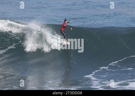 Pichilemu, Chili. 24 octobre 2023. Chloe Calmon du Brésil en action sur les qualifications du surf féminin lors des Jeux panaméricains de Santiago 2023, à Beach Punta de Lobos Park, à Santiago le 24 octobre. Photo : Heuler Andrey/DiaEsportivo/Alamy Live News crédit : DiaEsportivo/Alamy Live News Banque D'Images