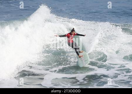 Pichilemu, Chili. 24 octobre 2023. Chloe Calmon du Brésil en action sur les qualifications du surf féminin lors des Jeux panaméricains de Santiago 2023, à Beach Punta de Lobos Park, à Santiago le 24 octobre. Photo : Heuler Andrey/DiaEsportivo/Alamy Live News crédit : DiaEsportivo/Alamy Live News Banque D'Images