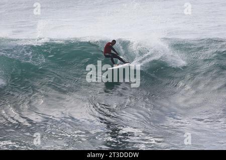 Pichilemu, Chili. 24 octobre 2023. Luiz Diniz du Brésil en action sur les qualifications du surf masculin lors des Jeux panaméricains de Santiago 2023, au parc Beach Punta de Lobos, à Santiago le 24 octobre. Photo : Heuler Andrey/DiaEsportivo/Alamy Live News crédit : DiaEsportivo/Alamy Live News Banque D'Images