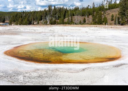 Piscine chromatique au parc national de Yellowstone Banque D'Images