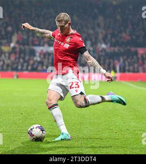 Wrexham, Royaume-Uni. 24 octobre 2023. James McClean 23# de Wrexham Association football Club croise le ballon, lors du match Sky Bet League 2 Wrexham vs Sutton United à Stok CAE Ras, Wrexham, Royaume-Uni, le 24 octobre 2023 (photo de Cody Froggatt/News Images) à Wrexham, Royaume-Uni le 10/24/2023. (Photo de Cody Froggatt/News Images/Sipa USA) crédit : SIPA USA/Alamy Live News Banque D'Images