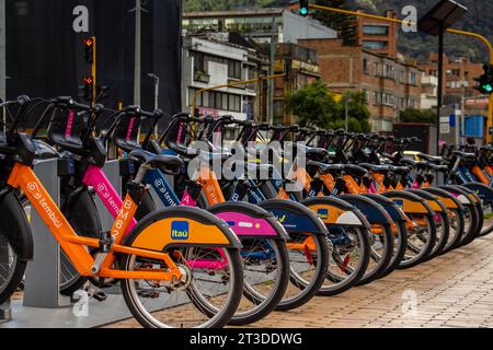 Bogota, Colombie - octobre 23 2023. Vue de l'une des stations du système public de location de vélos situé à la rue 85 dans la ville de Bogota au nord sid Banque D'Images