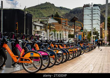 Bogota, Colombie - octobre 23 2023. Vue de l'une des stations du système public de location de vélos situé à la rue 85 dans la ville de Bogota au nord sid Banque D'Images