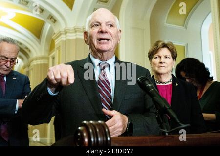 Washington, États-Unis. 24 octobre 2023. Le sénateur américain Ben Cardin (D-MD) s'exprimant lors d'une conférence de presse du caucus après des déjeuners politiques au Capitole des États-Unis. Crédit : SOPA Images Limited/Alamy Live News Banque D'Images