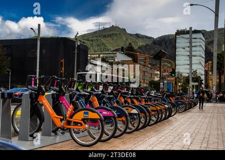 Bogota, Colombie - octobre 23 2023. Vue de l'une des stations du système public de location de vélos situé à la rue 85 dans la ville de Bogota au nord sid Banque D'Images