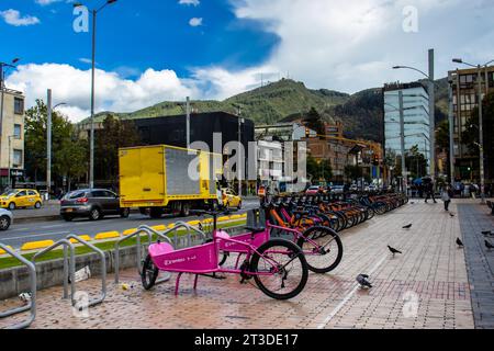 Bogota, Colombie - octobre 23 2023. Vue de l'une des stations du système public de location de vélos situé à la rue 85 dans la ville de Bogota au nord sid Banque D'Images