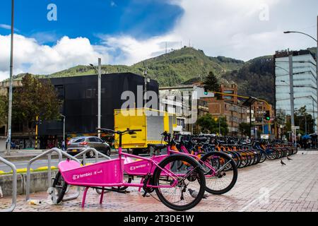 Bogota, Colombie - octobre 23 2023. Vue de l'une des stations du système public de location de vélos situé à la rue 85 dans la ville de Bogota au nord sid Banque D'Images