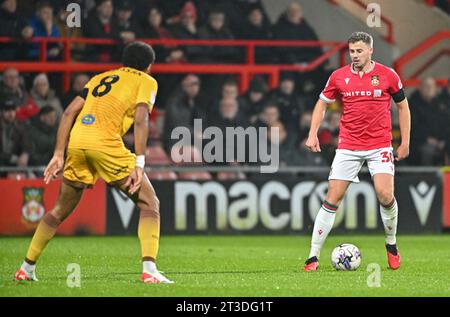 Wrexham, Royaume-Uni. 24 octobre 2023. James Jones 30# de Wrexham Association football Club sur le ballon, lors du match Sky Bet League 2 Wrexham vs Sutton United à Stok CAE Ras, Wrexham, Royaume-Uni, le 24 octobre 2023 (photo de Cody Froggatt/News Images) à Wrexham, Royaume-Uni le 10/24/2023. (Photo de Cody Froggatt/News Images/Sipa USA) crédit : SIPA USA/Alamy Live News Banque D'Images