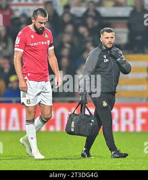 Wrexham, Royaume-Uni. 24 octobre 2023. Eoghan O'Connell 15# de Wrexham Association football Club se blesse lors du match Sky Bet League 2 Wrexham vs Sutton United à Stok CAE Ras, Wrexham, Royaume-Uni, le 24 octobre 2023 (photo de Cody Froggatt/News Images) à Wrexham, Royaume-Uni le 10/24/2023. (Photo de Cody Froggatt/News Images/Sipa USA) crédit : SIPA USA/Alamy Live News Banque D'Images