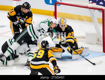 Pittsburgh, États-Unis. 24 octobre 2023. L'aile gauche des Stars de Dallas Jason Robertson (21) plonge sur son coéquipier et marque contre le gardien des Penguins de Pittsburgh Alex Nedeljkovic (39) lors de la deuxième période au PPG Paints Arena à Pittsburgh le mardi 24 octobre 2023. Photo d'Archie Carpenter/UPI crédit : UPI/Alamy Live News Banque D'Images