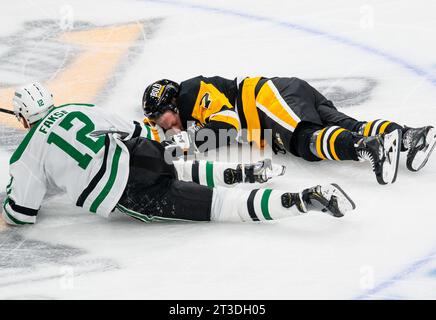 Pittsburgh, États-Unis. 24 octobre 2023. Le défenseur des Penguins de Pittsburgh John Ludvig (7 ans) reste immobile pendant plusieurs minutes après avoir heurté Radek Faksa (12 ans), le centre des Stars de Dallas, lors de la deuxième période au PPG Paints Arena de Pittsburgh, le mardi 24 octobre 2023. Photo d'Archie Carpenter/UPI crédit : UPI/Alamy Live News Banque D'Images