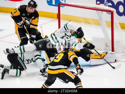 Pittsburgh, États-Unis. 24 octobre 2023. L'aile gauche des Stars de Dallas Jason Robertson (21) plonge sur son coéquipier et marque contre le gardien des Penguins de Pittsburgh Alex Nedeljkovic (39) lors de la deuxième période au PPG Paints Arena à Pittsburgh le mardi 24 octobre 2023. Photo d'Archie Carpenter/UPI crédit : UPI/Alamy Live News Banque D'Images