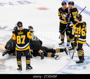 Pittsburgh, États-Unis. 24 octobre 2023. Sidney Crosby (87) et le reste de sa ligne regardent le défenseur des Penguins de Pittsburgh John Ludvig (7) rester immobile pendant plusieurs minutes après avoir heurté Radek Faksac, le centre des Stars de Dallas, au PPG Paints Arena de Pittsburgh, le mardi 24 octobre 2023. Photo d'Archie Carpenter/UPI crédit : UPI/Alamy Live News Banque D'Images