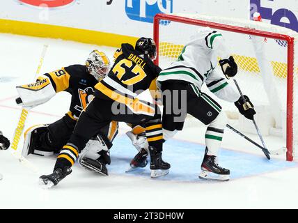 Pittsburgh, États-Unis. 24 octobre 2023. L’aile droite des Stars de Dallas Evgenii Dadonov (63) marque en deuxième période pour égaler le score contre les Penguins de Pittsburgh au PPG Paints Arena à Pittsburgh le mardi 24 octobre 2023. Photo d'Archie Carpenter/UPI crédit : UPI/Alamy Live News Banque D'Images