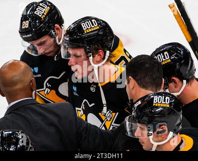 Pittsburgh, États-Unis. 24 octobre 2023. Le défenseur des Penguins de Pittsburgh John Ludvig (7 ans) est sorti de la glace après être resté immobile pendant plusieurs minutes après avoir heurté Radek Faksac, le centre des Stars de Dallas, lors de la deuxième période au PPG Paints Arena de Pittsburgh, le mardi 24 octobre 2023. Photo d'Archie Carpenter/UPI crédit : UPI/Alamy Live News Banque D'Images