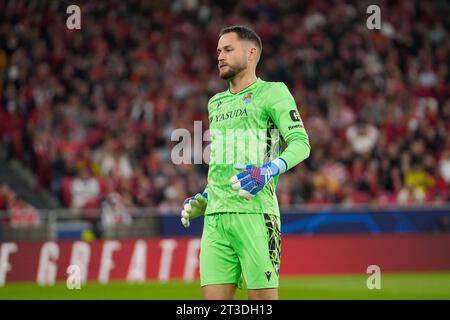 Lisbonne, Portugal. 24 octobre 2023. Alejandro Remiro de Real Sociedad F vu en action lors du match de football du groupe D de l'UEFA Champions League entre SL Benfica et Real Sociedad F à l'Estadio da Luz. Note finale : SL Benfica 0:1 Real Sociedad F crédit : SOPA Images Limited/Alamy Live News Banque D'Images